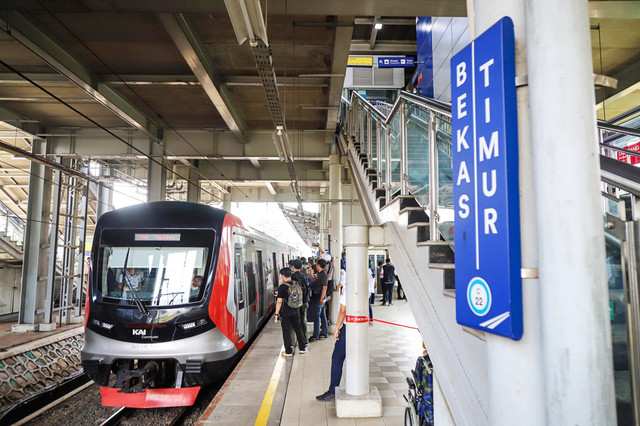 Warga menaiki rangkaian KRL Commuter Line dari Stasiun Cikarang yang melintas di Stasiun Bekasi Timur, Jawa Barat, Rabu (29/4/2026). Foto: Iqbal Firdaus/kumparan