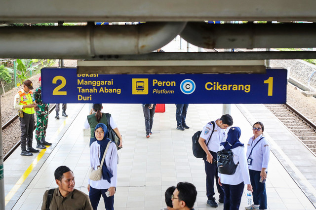 Warga menaiki rangkaian KRL Commuter Line dari Stasiun Cikarang yang melintas di Stasiun Bekasi Timur, Jawa Barat, Rabu (29/4/2026). Foto: Iqbal Firdaus/kumparan