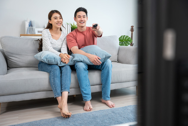 Ilustrasi perempuan nonton film. Foto: Hananeko_Studio/Shutterstock