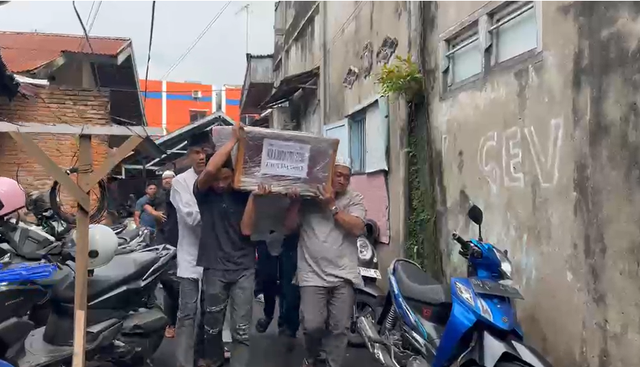 Jenazah Nur Alimantun Citra (19) tiba di rumah duka di Jambi, Rabu (29/4/2026). Foto: Istimewa