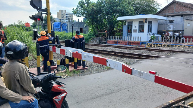 Palang pintu perlintasan JPL 732 Patukan-Yogyakarta yang ditabrak pikap pada Rabu (29/4) pukul 11.43 WIB. Dok. Daop 6
