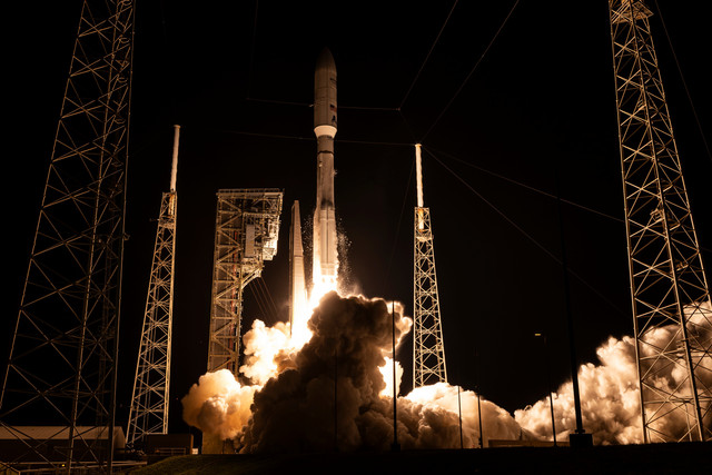 Roket Atlas V milik United Launch Alliance (ULA) lepas landas dari Space Launch Complex-41 membawa 29 satelit untuk konstelasi broadband Amazon Leo, pada Senin (27/4/2026). Foto: United Launch Alliance