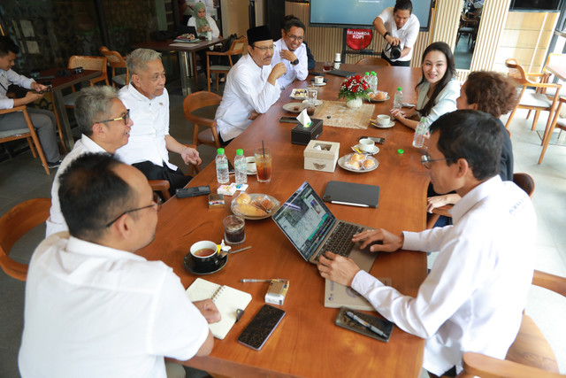 Pertemuan Menteri Sosial Saifullah Yusuf (Gus Ipul), Wakil Menteri Sosial Agus Jabo Priyono, dan Gubernur Maluku Utara Sherly Tjoanda Laos di Kantor Kemensos, Rabu (29/4/2026). Foto: Kemensos RI