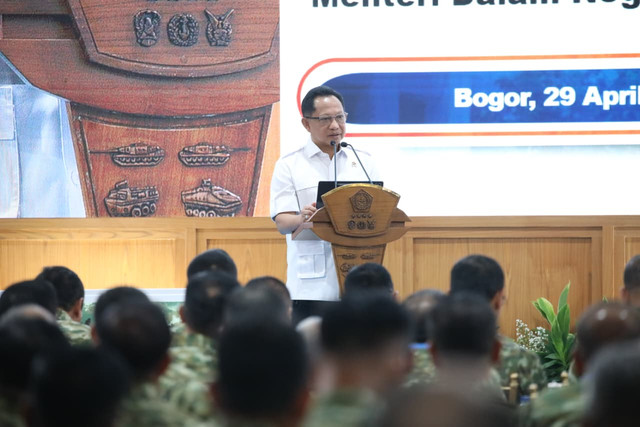 Mendagri Tito Karnavian dalam acara Apel Komandan Satuan TNI Tahun 2026 di Universitas Pertahanan, Sentul, Bogor, Jawa Barat, Rabu (29/4/2026). Foto: Dok. Kemendagri