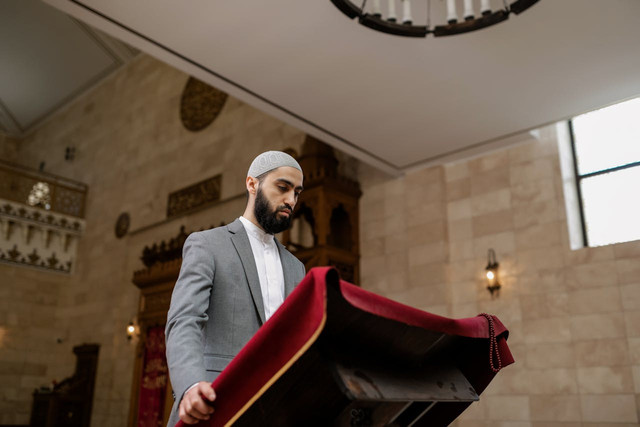 Ilustrasi khutbah jumat bahasa Jawa. Foto: Pexels