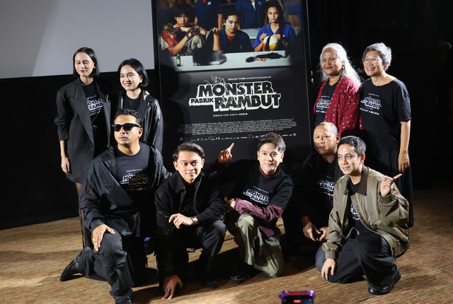 Sejumlah artis Iqbal Ramadhan, Rache Amanda dan Lutesha saat hadir di launcing poster film Monster Pabrik Rambut di Senayan, Jakarta, Rabu, (29/4/2026). Foto: Agus Apriyanto
