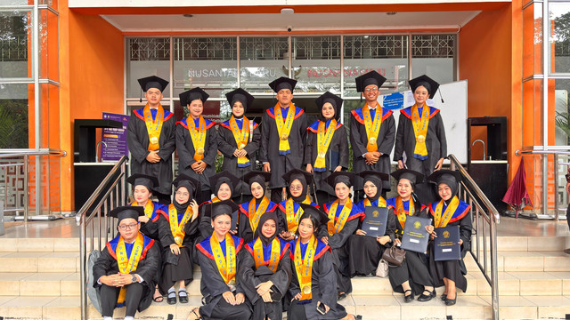 Para wisudawan dan wisudawati S-1 Program Studi Ilmu Pemerintahan berfoto bersama di depan Gedung A FISIP Undip Semarang selepas Upacara Yudisium Ke-182 Sesi pukul 08.00 - 11.00 WIB, Senin (27/4/2026). (Foto: Dokumentasi Pribadi)