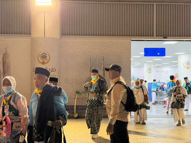 Petugas haji Daker Bandara menyambut jemaah yang baru tiba di Bandara Madinah. Dok MCH 2026