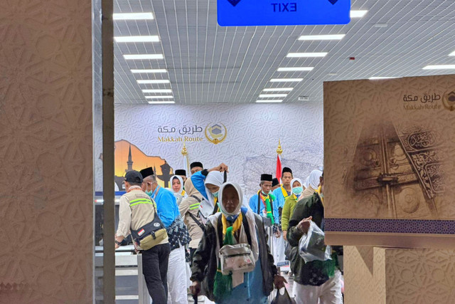 Petugas haji Daker Bandara menyambut jemaah yang baru tiba di Bandara Madinah. Foto: Dok. MCH 2026