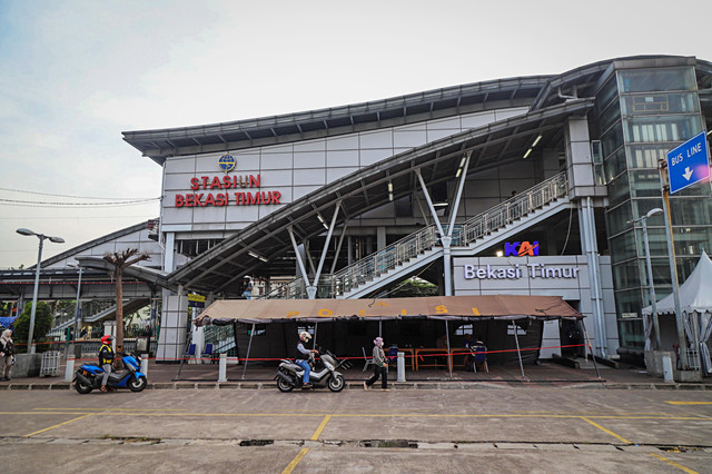 Sejumlah calon penumpang kembali memadati area Stasiun Bekasi Timur, Duren Jaya, Kota Bekasi, Jawa Barat pada Kamis (30/4/2026). Foto: Iqbal Firdaus/kumparan