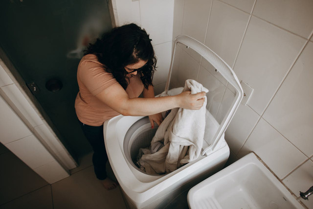 Ilustrasi mencuci dengan mesin cuci top loading 10kg. Foto: Unsplash