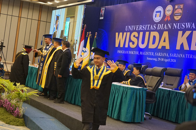 Upacara Wisuda ke-87 Universitas Dian Nuswantoro (Udinus) menyita perhatian khusus karena diikuti oleh bintang sepak bola Timnas Indonesia, Pratama Arhan Alif Rifai pada Rabu (29/4/2026). Foto: Dok. Udinus