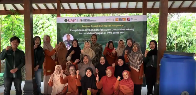 Dosen UMY Dampingi KWT Bukle Olah Limbah Kotoran Ayam Jadi Pupuk