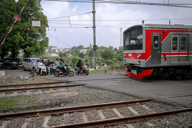 Penjaga Pintu Perlintasan Kereta Api. Foto: Jamal Ramadhan/kumparan