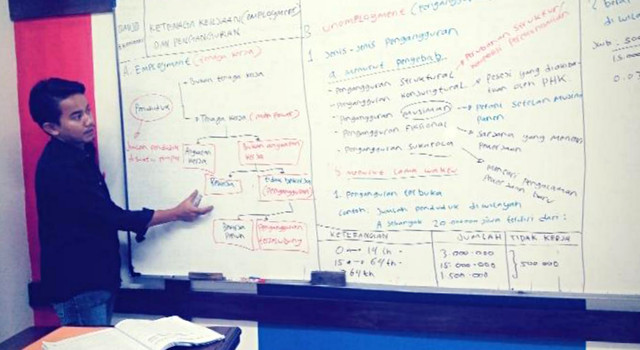 Septian Haditama, sarjana pendidikan yang kini berprofesi sebagai kurir dan ojek online. Foto: Dok. Pribadi