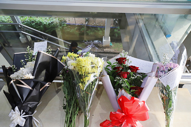Bucket bunga di Stasiun Bekasi Timur, Jawa Barat, Kamis (30/4/2026). Foto: Iqbal Firdaus/kumparan