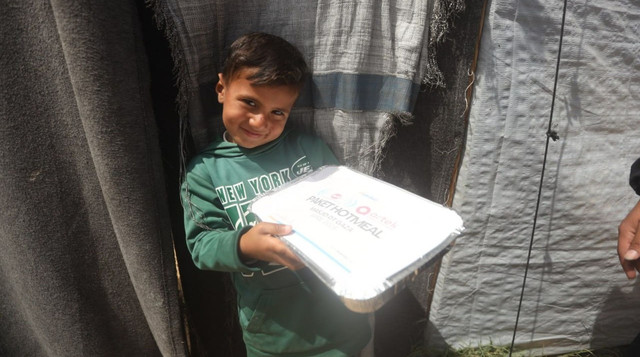Senyuman Adik Kecil Pengungsi Gaza saat dapati Paket Bantuan Hotmeal DT Peduli (Sumber : DT Peduli)