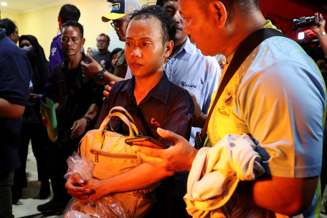 Keluarga tas pendingin milik Tutik Anitasari, korban kecelakaan KA Argo Bromo Anggrek dan KRL Commuter Line di Rumah Sakit Polri, Jakarta, Selasa (28/4/2026). Foto: Ajeng Dinar Ulfiana/REUTERS