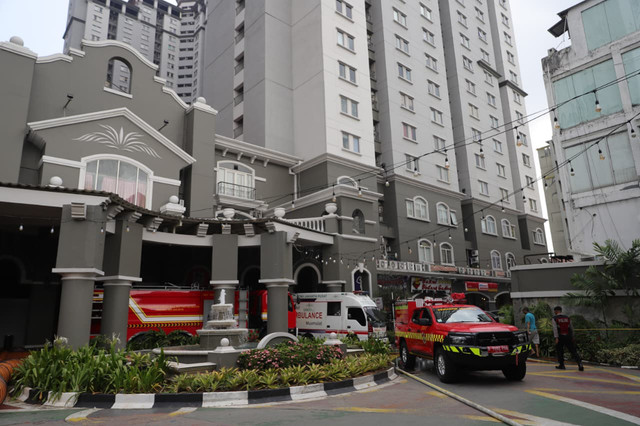 Suasana di Apartemen Mediterania, Jakarta Barat, Kamis (30/4/2026), terlihat warga yang telah dievakuasi berkumpul sambil menjalani observasi oleh tim medis usai kebakaran terjadi. Foto: Jamal Ramadhan/kumparan