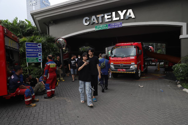 Suasana di Apartemen Mediterania, Jakarta Barat, Kamis (30/4/2026), terlihat warga yang telah dievakuasi berkumpul sambil menjalani observasi oleh tim medis usai kebakaran terjadi. Foto: Jamal Ramadhan/kumparan
