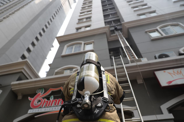 Suasana di Apartemen Mediterania, Jakarta Barat, Kamis (30/4/2026), terlihat warga yang telah dievakuasi berkumpul sambil menjalani observasi oleh tim medis usai kebakaran terjadi. Foto: Jamal Ramadhan/kumparan