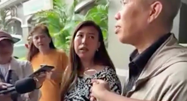 Manajer Apartemen Mediterania, Anggi (tengah), menjelaskan soal kebakaran. Dok: Rayyan/kumparan