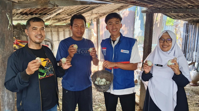 Panen Telur Bebek dari Peternak Bebek Binaan DT Peduli di Kampung Zakat Malewang, Kec. Biringkanayya (Sumber : DT Peduli)