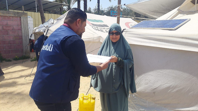 DT Peduli bersama Al-Khair Foundation distribusikan ratusan paket hotmeal untuk disabilitas di Gaza (Sumber : DT Peduli)