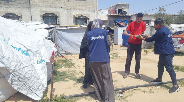 DT Peduli bersama Al-Khair Foundation distribusikan ratusan paket hotmeal untuk disabilitas di Gaza (Sumber : DT Peduli)