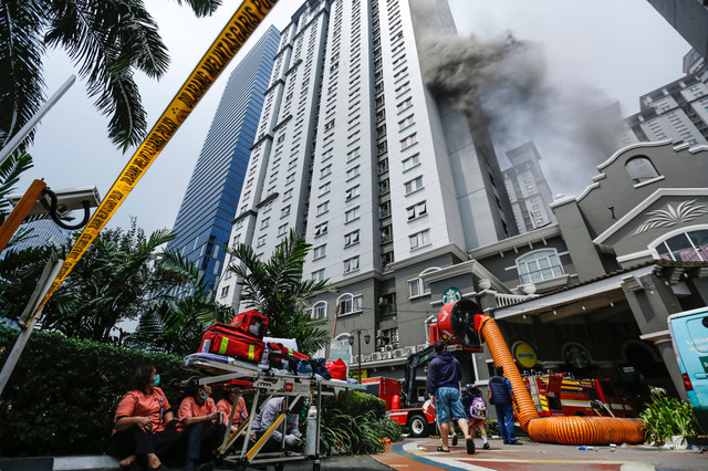 Sejumlah warga melihat asap yang keluar dari salah satu gedung Apartemen Mediterania saat kebakaran di Tanjung Duren Selatan, Jakarta Barat, Kamis (30/4/2026). Foto: Asprilla Dwi Adha/ANTARA FOTO
