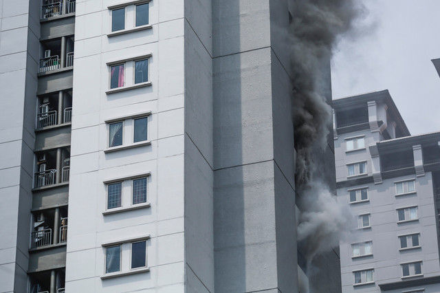 Asap keluar dari salah satu gedung Apartemen Mediterania saat kebakaran di Tanjung Duren Selatan, Jakarta Barat, Kamis (30/4/2026). Foto: Asprilla Dwi Adha/ANTARA FOTO