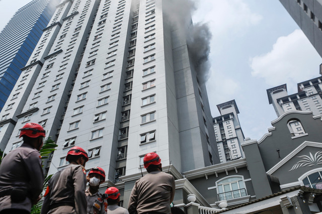 Polisi berjaga saat kebakaran di salah satu gedung Apartemen Mediterania, Tanjung Duren Selatan, Jakarta Barat, Kamis (30/4/2026). Foto: Asprilla Dwi Adha/ANTARA FOTO