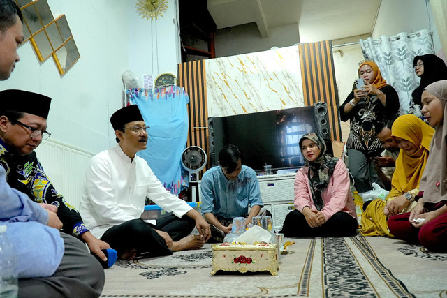 Menteri Sosial (Mensos) Saifullah Yusuf atau Gus Ipul takziah ke rumah duka salah satu korban kecelakaan Kereta Api (KA) Argo Bromo Anggrek dengan KRL, Kamis (30/4/2026). Foto: Dok. Kemensos