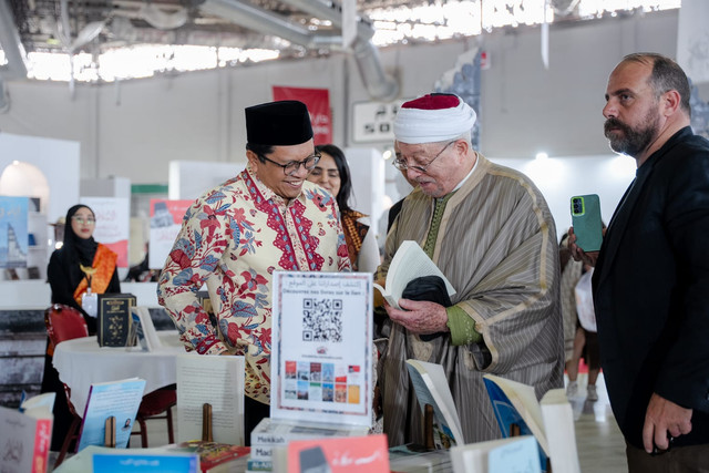 Duta Besar RI untuk Tunisia Zuhairi Misrawi mendampingi Mufti Tunisia yang juga sebagai Imam Besar Masjid Zaitunah Syaikh Hisyam bin Mahmud saat mengunjungi Paviliun Indonesia di Pameran Buku Internasional Tunisia ke-40 (29/4/2026). Foto: KBRI Tunis 