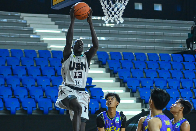 Universitas Semarang melawan Soegijapranata Catholic University (SCU) pada pertandingan Basketball Campus League Regional Yogyakarta, di GOR Ki Bagoes Hadikoesemo, Kamis (30/4/2026). Foto: Campus League