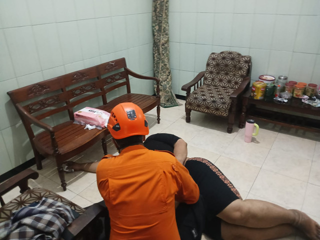 Petugas BPBD Surabaya saat mengevakuasi BT (41), pria berbobot 160 kg ke RS Ubaya. Foto: Dok. BPBD Surabaya