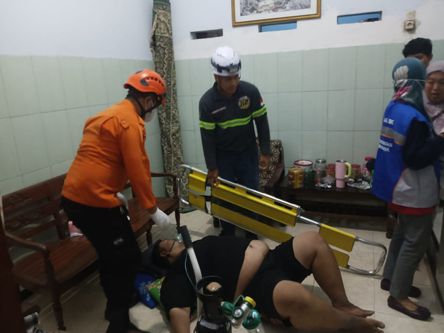 Petugas BPBD Surabaya saat mengevakuasi BT (41), pria berbobot 160 kg ke RS Ubaya. Foto: Dok. BPBD Surabaya