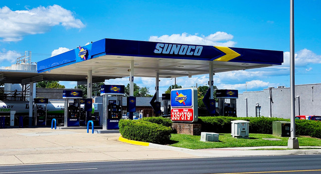 Ilustrasi SPBU di Amerika. Foto: refrina/shutterstock