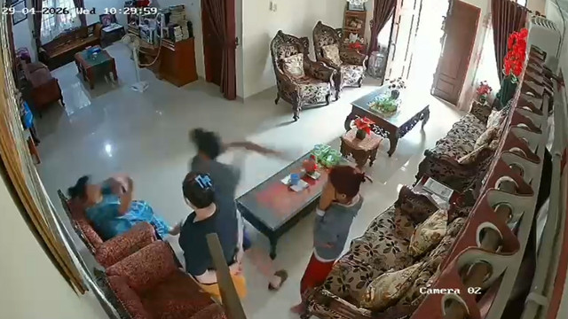 Detik-detik perampokan yang menewaskan seorang lansia di dalam rumahnya di Jalan Kurnia 2, kawasan Rumbai Pesisir, Kota Pekanbaru, Riau, Rabu (29/4/2026). Foto: Dok. Istimewa