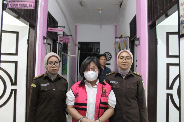 Kadinkes Nias berinisial ROZ ditahan atas dugaan korupsi pembangunan RSU Nias senilai Rp 38 miliar, Rabu (29/4/2026). Foto: Dok. Kejari Gunungsitoli