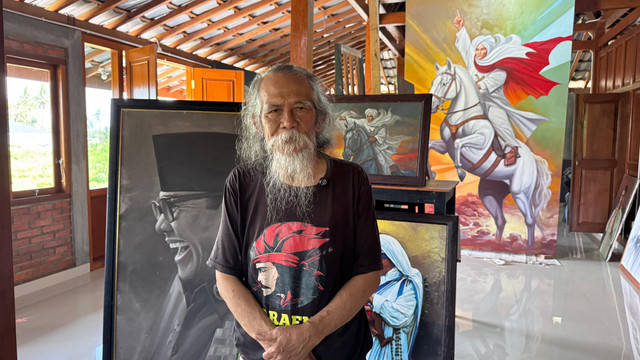 Suhardiyono alias Kibat, seniman asal Bantul yang membayar utang keluarga Rp400 juta dengan menjual karya lukisannya lewat media sosial. Foto: Pandangan Jogja/Yusuf Hasyim
