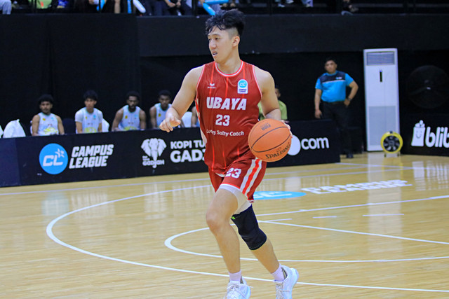 Pemain basket putra Universitas Surabaya (Ubaya), Bobby Geraldo Alanda, saat berlaga di final Campus League Basket Surabaya Season 1 di GOR Unesa, Surabaya, Rabu (29/4/2026). Foto: Agri Aulian Perdana/kumparan