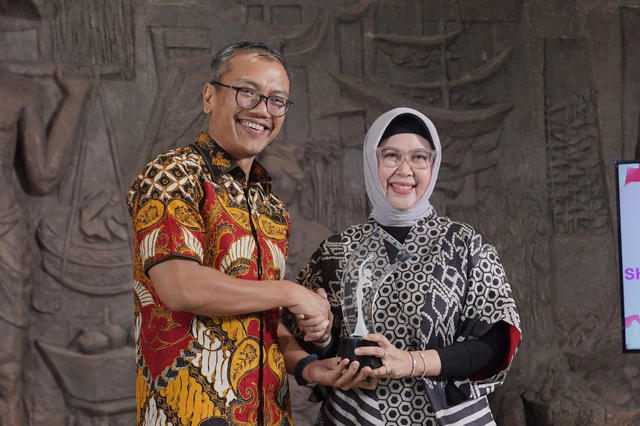 Direktur Human Capital PT Pegadaian, Tribuana Tunggadewi (kanan) berhasil meraih penghargaan "Top Women in Shaping Future Ready Organization" dalam ajang Top Women Fest 2026 di Sarinah Thamrin, Jakarta, pada Jumat (24/04). Foto: Dok. Pegadaian