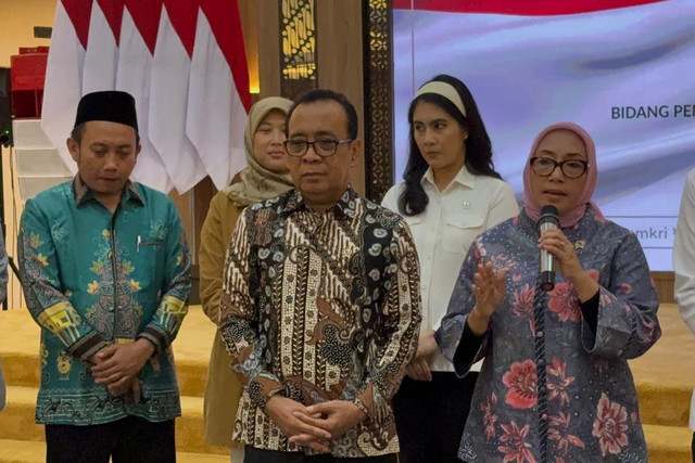Menko PMK Pratikno, Menteri PPPA Arifah Fauziah dan Menkes Budi Gunadi Sadikin memberikan keterangan pers bersama soal daycare di Kemenko PMK, Jakarta, Kamis (30/4/2026). Foto: Zamachsyari/kumparan