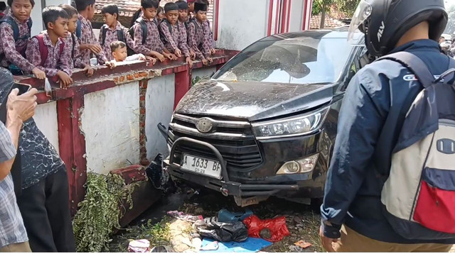 Mobil yang dikendarai Kepala DPMPTSP Kabupaten Pandeglang, Ahmad Mursidi, menabrak kerumunan anak-anak SDN Sukaratu 5, Kecamatan Majasari, yang sedang jajan di pinggir jalan di depan sekolah, Kamis (30/4/2026). Foto: Dok. Istimewa