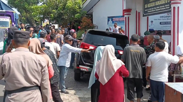 Mobil yang dikendarai Kepala DPMPTSP Kabupaten Pandeglang, Ahmad Mursidi, menabrak kerumunan anak-anak SDN Sukaratu 5, Kecamatan Majasari, yang sedang jajan di pinggir jalan di depan sekolah, Kamis (30/4/2026). Foto: Dok. Istimewa