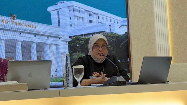 Direktur PWNI Kemlu RI, Heni Hamidah dalam press briefing di Kantor Kemlu, Jakpus, Kamis (30/4/2026). Foto: Firda Brillianti/kumparan