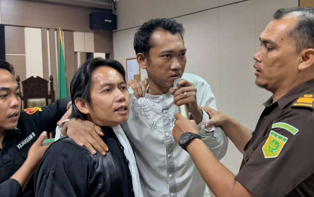 Terdakwa pembunuhan satu keluarga Ririn Rifanto usai menjalani sidang di Pengadilan Negeri (PN) Indramayu, Kamis (30/4/2026). Foto: kumparan