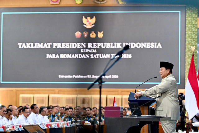 Presiden Prabowo Subianto memberikan taklimat kepada para Komandan Satuan TNI Tahun 2026 di Universitas Pertahanan, Kabupaten Bogor, Jawa Barat, pada Kamis (30/4/2026). Foto: Cahyo - Biro Pers Sekretariat Presiden