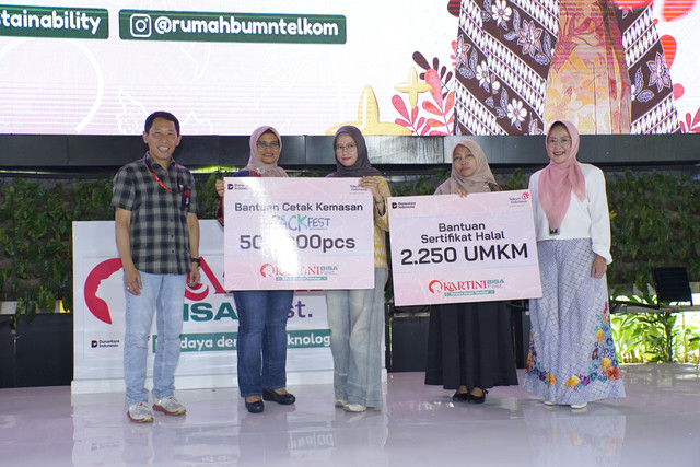 Direktur Utama Telkom Dian Siswarini (kedua dari kiri) memberikan dukungan strategis melalui program Packfest dengan menyalurkan bantuan sebanyak 500.000 cetak kemasan dan sertifikasi halal bagi 2.250 UMKM perempuan secara gratis. Foto: dok. Telkom.